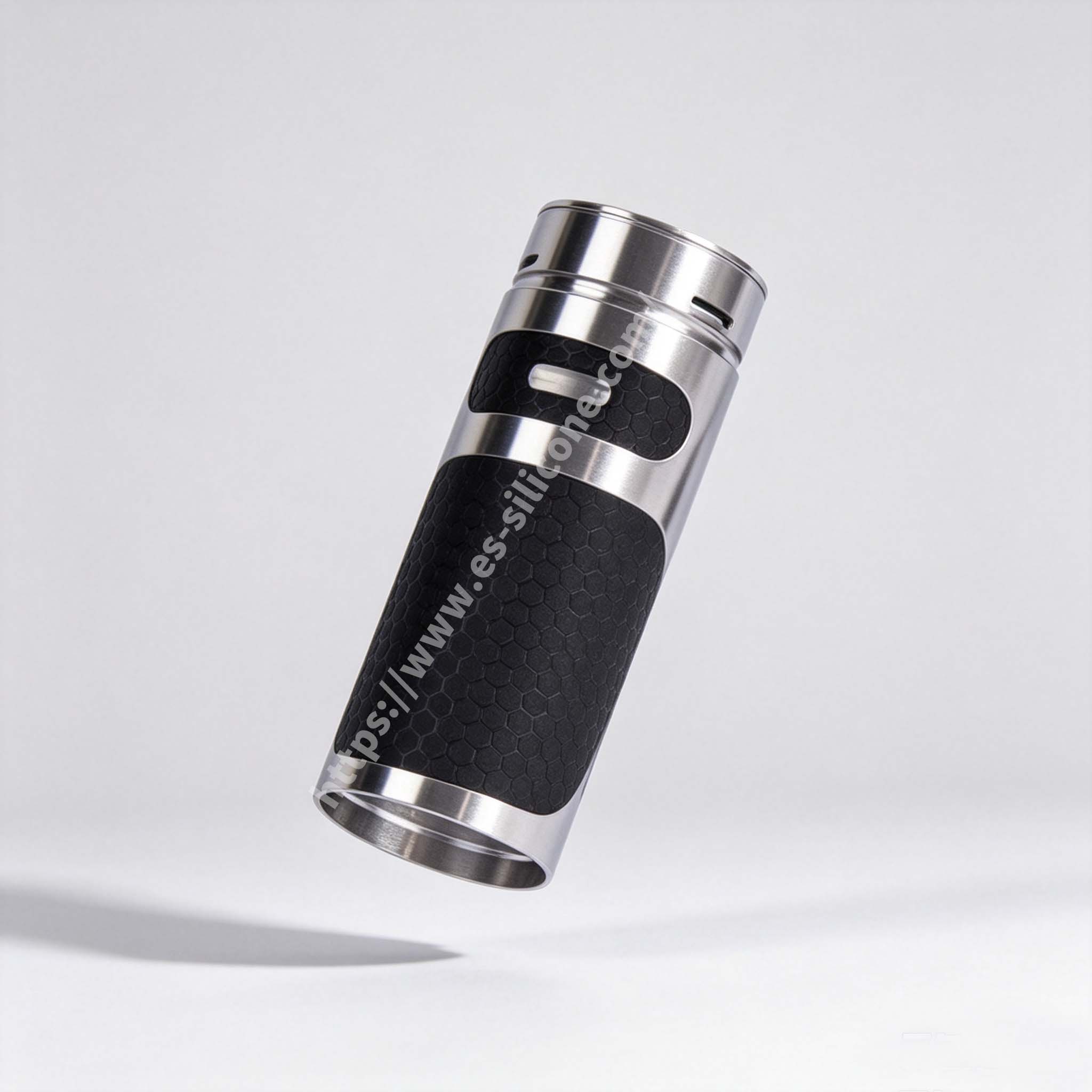 Le silicone liquide encapsule le manchon métallique de la poignée de la cigarette électronique